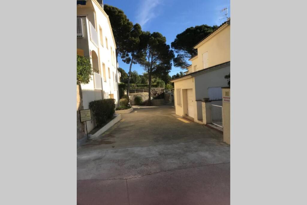Luxury 4 Bed Apartment On Coastal Footpath At Cap Ras Llança Exterior foto